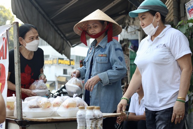 Nhóm thiện nguyện gần chục năm phát cơm miễn phí cho người nghèo   - Ảnh 5.