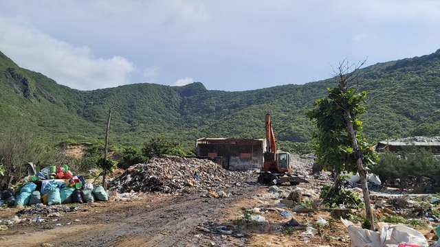 Hơn trăm ngàn tấn rác ở Côn Đảo khi nào được xử lý? - Ảnh 1.