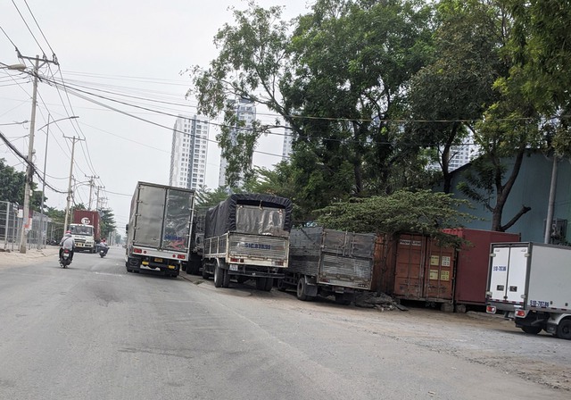 Bạn đọc viết: Xe tải, container đậu bát nháo trên đường, gây nguy hiểm - Ảnh 1.