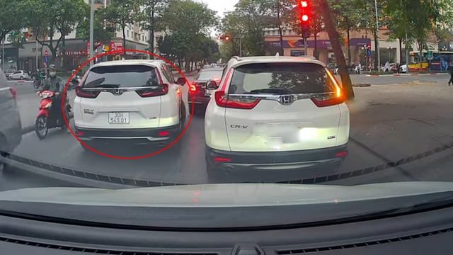 Ô tô Honda CR-V chạy ngược chiều, vượt đèn đỏ: Dân mạng ‘đòi’ xử phạt nghiêm - Ảnh 2.