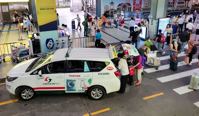 TCP phản hồi thông tin tăng giá taxi đón khách ở sân bay Tân Sơn Nhất - Ảnh 1.