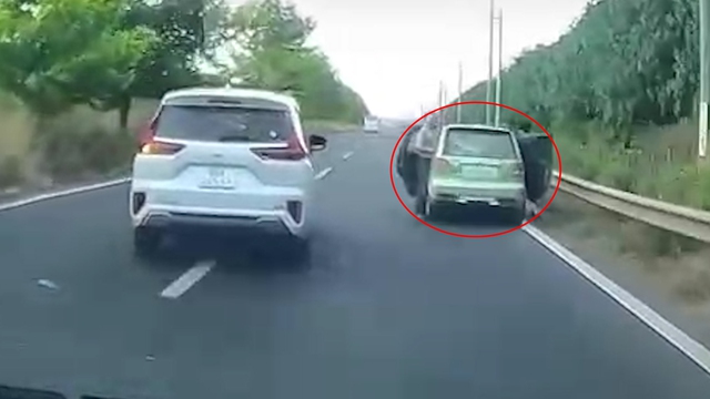 Phẫn nộ tài xế dừng ô tô… đi vệ sinh trên cao tốc, suýt gây tai nạn - Ảnh 2.