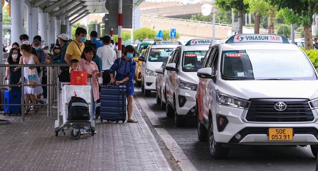 Giá taxi đưa/đón khách tại sân bay Tân Sơn Nhất sẽ tăng? - Ảnh 1.