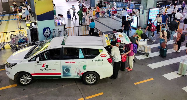 Cước taxi sân bay Tân Sơn Nhất lại 'dọa' tăng - Ảnh 1.