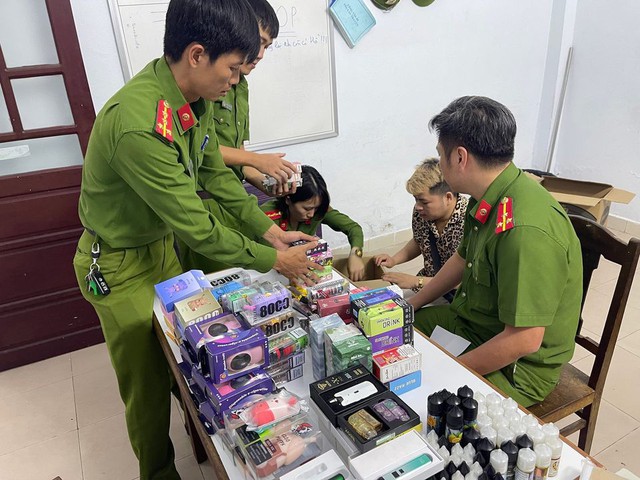 Đà Nẵng: Thu giữ gần 1.000 sản phẩm thuốc lá điện tử ở chợ đêm Sơn Trà - Ảnh 3.