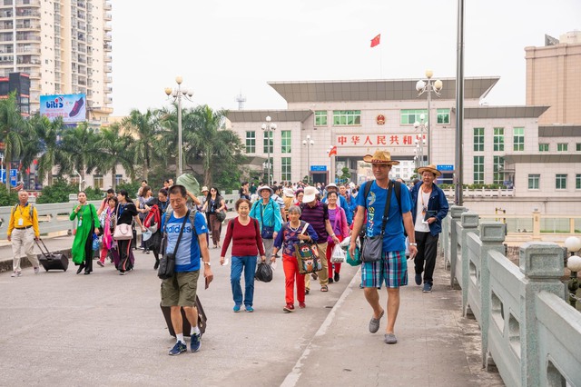 Hàng nghìn khách Trung Quốc vào Việt Nam qua cửa khẩu Móng Cái - Ảnh 1.