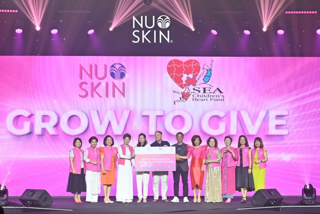 Tổng Giám Đốc Nu Skin Việt Nam - ông Bùi Quốc Thắng cùng các Thành viên Ban Điều Hành Quỹ SEA CHF trao tài trợ 10 tỉ đồng năm 2023 cho ông Rad Kivette - Đại diện Chương trình Nhịp Tim Việt Nam để giúp các bé bị bệnh tim bẩm sinh