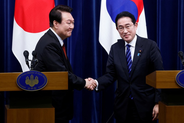 Tổng thống Yoon Suk Yeol bắt tay Thủ tướng Fumio Kishida tại Tokyo ngày 16.3