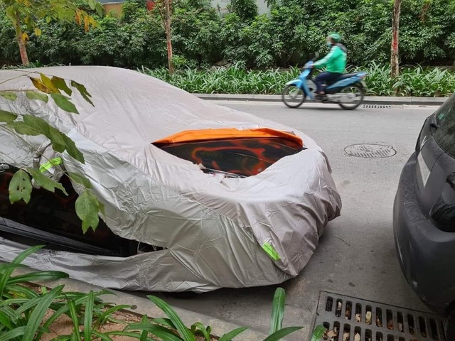 Hàng loạt ô tô đỗ trong khu đô thị cao cấp ở Hà Nội bị xịt sơn - Ảnh 2.