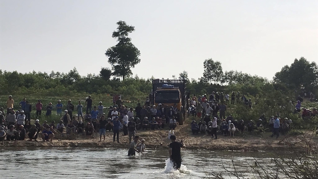 Quảng Ngãi: Tìm thấy ô tô mất tích sau hơn 3 tháng dưới đáy sông Trà Khúc - Ảnh 2.