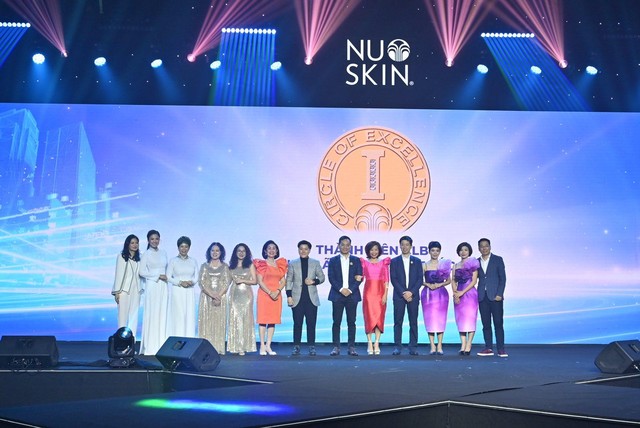 Ban giám đốc Nu Skin Việt Nam chúc mừng và cám ơn các Chủ tịch Đối tác thương hiệu, Thành viên Câu Lạc Bộ Xuất sắc I đã đồng hành phát triển cùng Nu Skin trong 10 năm qua.