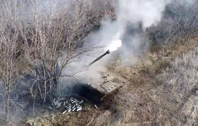Pháo tự hành của Nga hoạt động tại Donbass