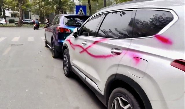 Hàng loạt ô tô đỗ trong khu đô thị cao cấp ở Hà Nội bị xịt sơn - Ảnh 1.