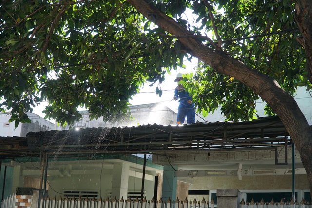 Nhân sự nhà máy đường Phan Rang đang thực hiện vệ sinh nhà cửa cho các hộ dân tại Khu phố 8, phường Đô Vinh, thành phố Phan Rang - Tháp Chàm, tỉnh Ninh Thuận