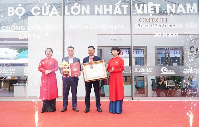 Xác lập bộ cửa lùa nhôm kính lớn nhất Việt Nam  - Ảnh 1.