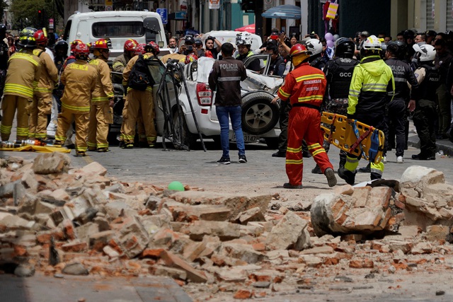 Động đất làm rung chuyển Ecuador, 12 người chết - Ảnh 1.