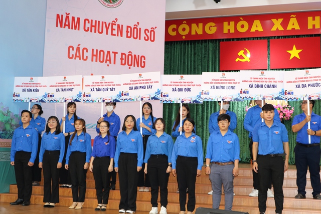 Ngày cao điểm hỗ trợ người dân thực hiện dịch vụ công trực tuyến - Ảnh 12.