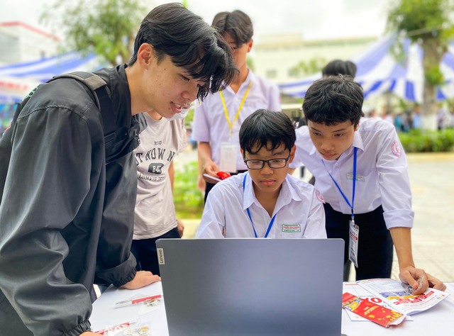 Đà Nẵng: Sôi nổi kỳ thi &quot;Olympic Tin học miền Trung - Tây Nguyên&quot; - Ảnh 1.