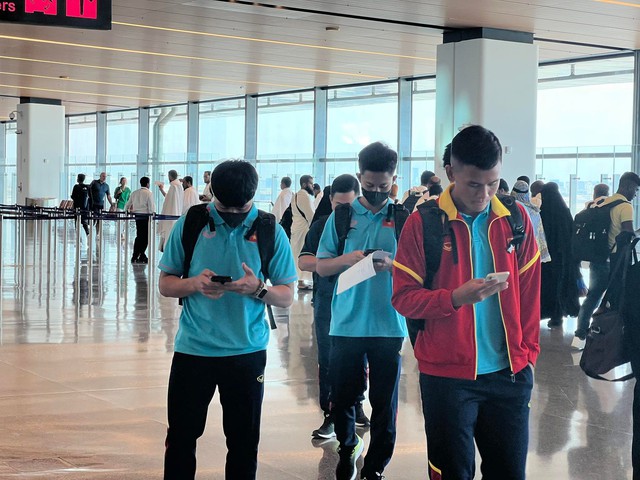 HLV Troussier và U.23 Việt Nam đến Qatar an toàn, tập 3 buổi tập trước Doha Cup - Ảnh 3.
