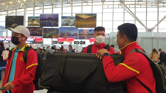 U.23 Việt Nam tư trang hành lý 'cồng kềnh', lên đường dự Doha Cup 2023 - Ảnh 6.