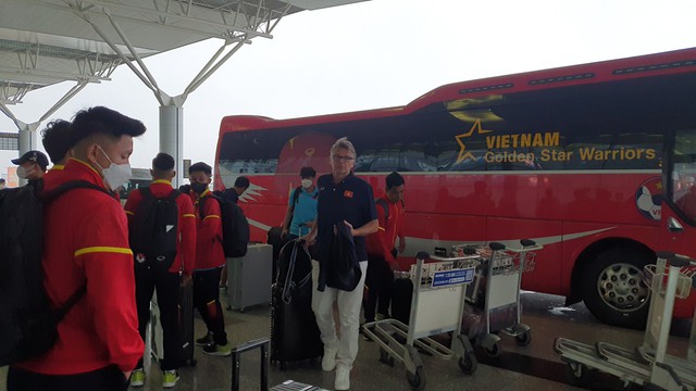 U.23 Việt Nam tư trang hành lý 'cồng kềnh', lên đường dự Doha Cup 2023 - Ảnh 8.