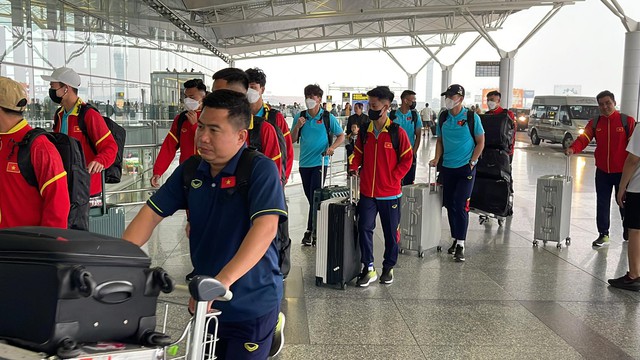 U.23 Việt Nam đến sân bay, chuẩn bị lên đường dự Doha Cup 2023 - Ảnh 3.