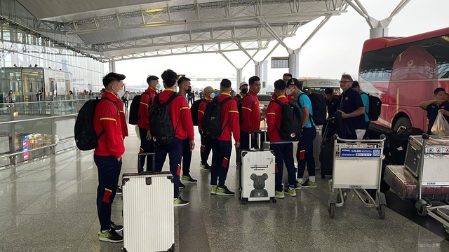 U.23 Việt Nam đến sân bay, chuẩn bị lên đường dự Doha Cup 2023 - Ảnh 4.