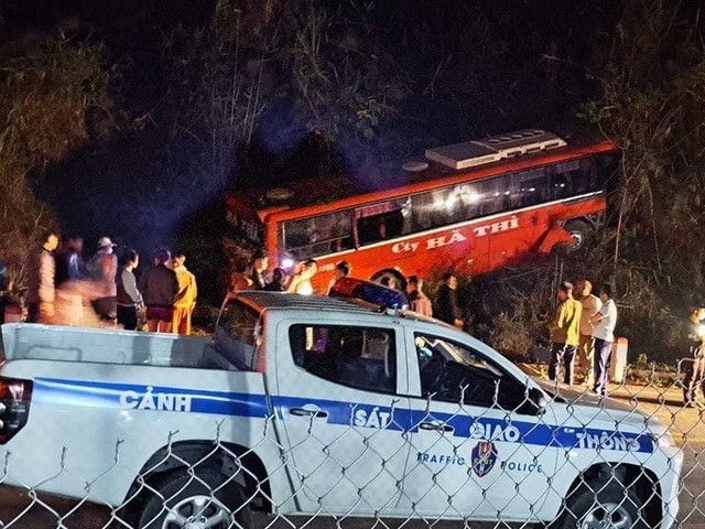 Vụ xe khách tông vào vách núi khiến 13 người thương vong: Do tài xế chủ động - Ảnh 2.