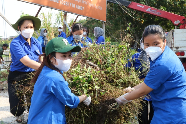 Hàng ngàn người trẻ xắn tay làm sạch môi trường - Ảnh 2.