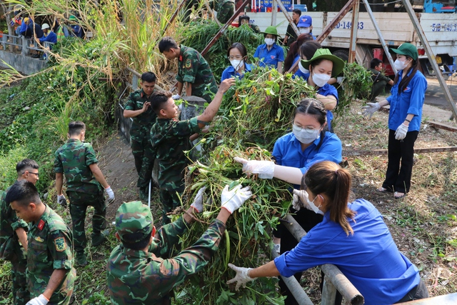 Thanh niên tình nguyện “vào việc” làm sạch môi trường nhân Ngày Chủ nhật xanh - Ảnh 1.