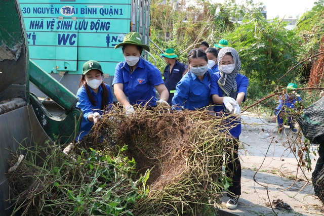 Thanh niên tình nguyện “vào việc” làm sạch môi trường nhân Ngày Chủ nhật xanh - Ảnh 8.