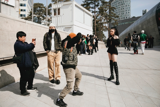 Street style ấn tượng của Bảo Hà tại Seoul Fashion Week 2023 - Ảnh 3.