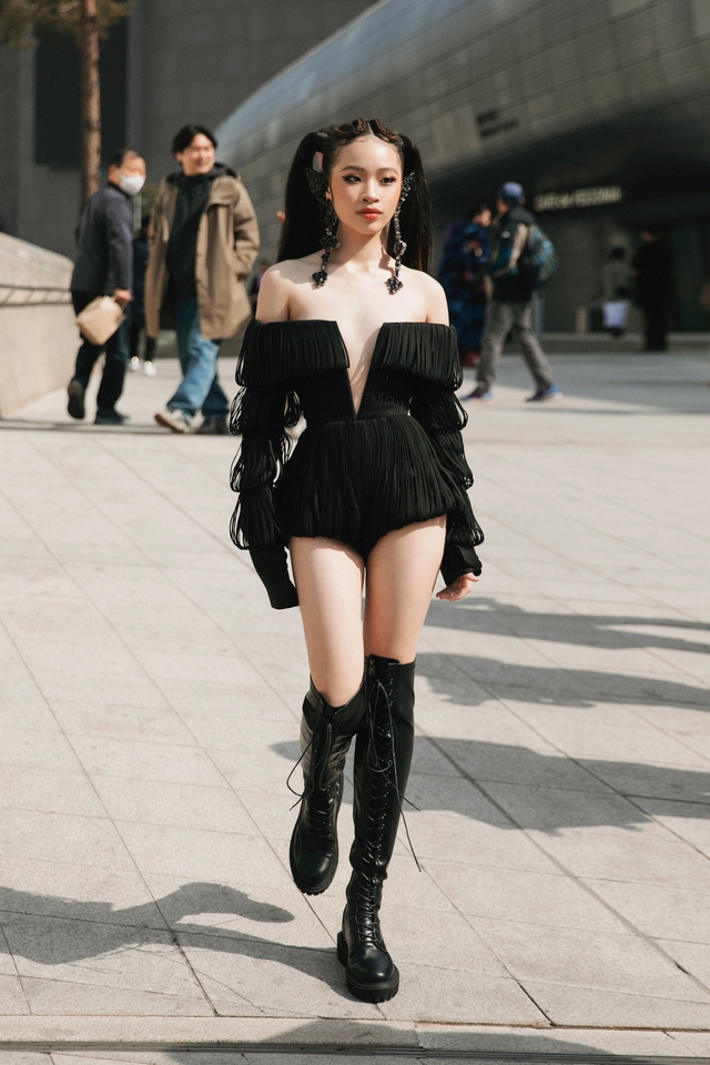 Street style ấn tượng của Bảo Hà tại Seoul Fashion Week 2023 - Ảnh 1.