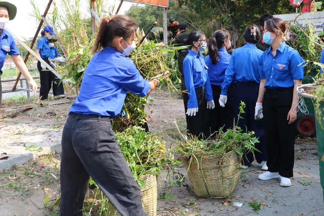 Thanh niên tình nguyện “vào việc” làm sạch môi trường nhân Ngày Chủ nhật xanh - Ảnh 11.