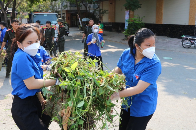 Thanh niên tình nguyện “vào việc” làm sạch môi trường nhân Ngày Chủ nhật xanh - Ảnh 10.