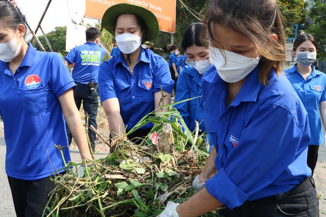 Thanh niên tình nguyện “vào việc” làm sạch môi trường nhân Ngày Chủ nhật xanh - Ảnh 9.