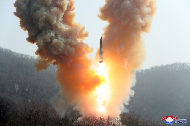 Lãnh đạo Triều Tiên cùng con gái thị sát tập trận mô phỏng phản công hạt nhân - Ảnh 1.