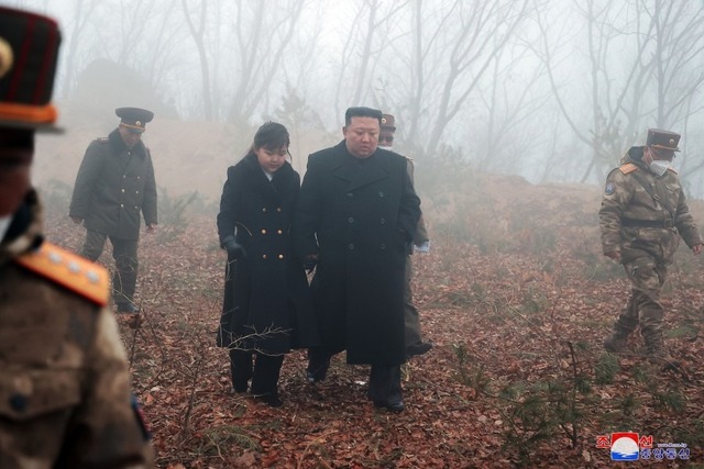 Lãnh đạo Triều Tiên cùng con gái thị sát tập trận mô phỏng phản công hạt nhân - Ảnh 2.