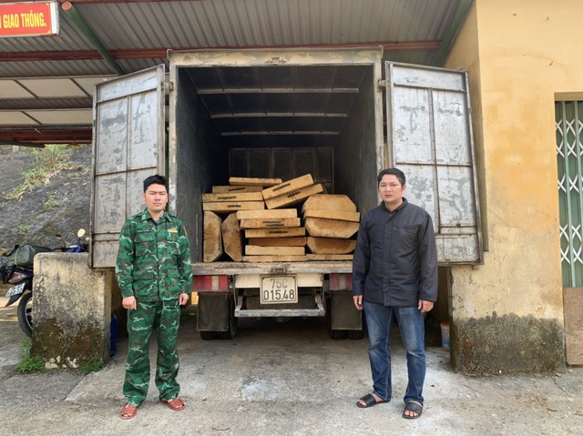 Thừa Thiên – Huế: Bắt xe tải chở 19 phách gỗ không rõ ngồn gốc - Ảnh 1.