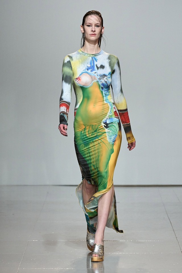 Trang phục in họa tiết kỳ dị xuất hiện trong tuần lễ thời trang Thu Đông 2023 - Ảnh 4.