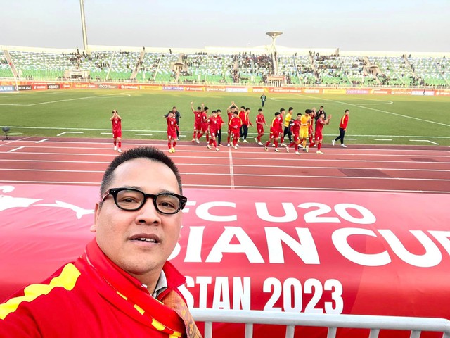VCK U.20 châu Á: Tự hào 2 chữ 'Việt Nam' trên khán đài Fergana! - Ảnh 3.
