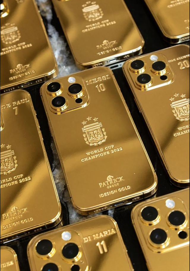 Messi bought 35 golden iPhones as a gift to the Argentina team that won the 2022 World Cup - Photo 2.