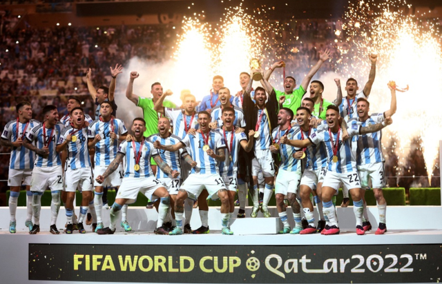 Messi mua 35 chiếc iPhone vàng tặng thành đội tuyển Argentina vô địch World Cup 2022 - Ảnh 1.