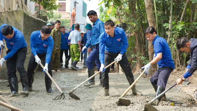 Tháng Thanh niên 2023: Thanh niên xắn tay hướng dẫn người dân sử dụng công nghệ - Ảnh 1. Tháng Thanh niên 2023: Thanh niên xắn tay hướng dẫn người dân sử dụng công nghệ - Ảnh 1.