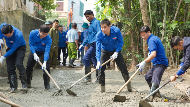 Tháng Thanh niên 2023: Thanh niên xắn tay hướng dẫn người dân sử dụng công nghệ - Ảnh 1.