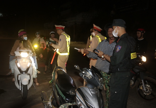 Cán bộ UBND huyện bị CSGT thổi nồng độ cồn, với mức phạt hàng chục triệu đồng  - Ảnh 1.