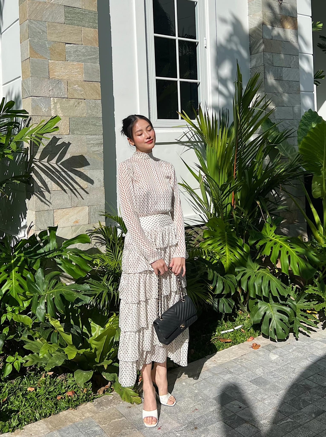 Váy áo bánh bèo thanh lịch của hoa hậu Phương Khánh - Ảnh 1.