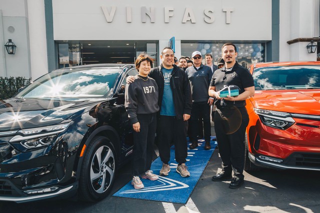 VinFast chính thức bàn giao xe cho khách hàng Mỹ - Ảnh 2.