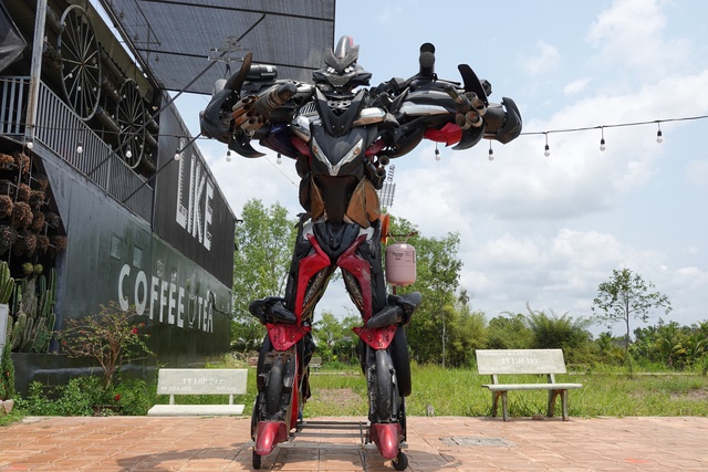 Chàng trai làm mô hình robot nặng 150 kg từ phế liệu xe máy - Ảnh 2.