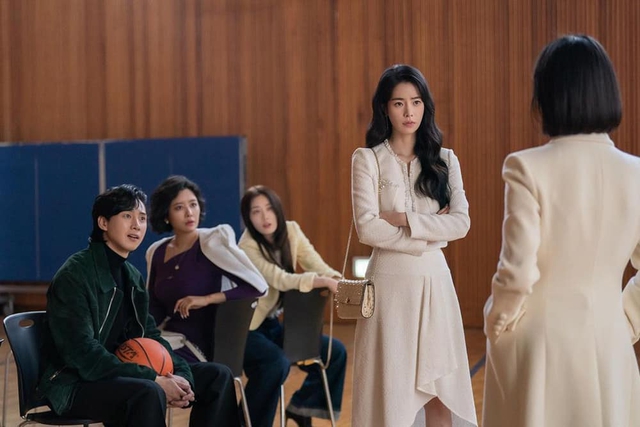 Trong The Glory 2, Song Hye Kyo không còn mặc đẹp nhất, vậy ai mới là spotlight?  - Ảnh 9.